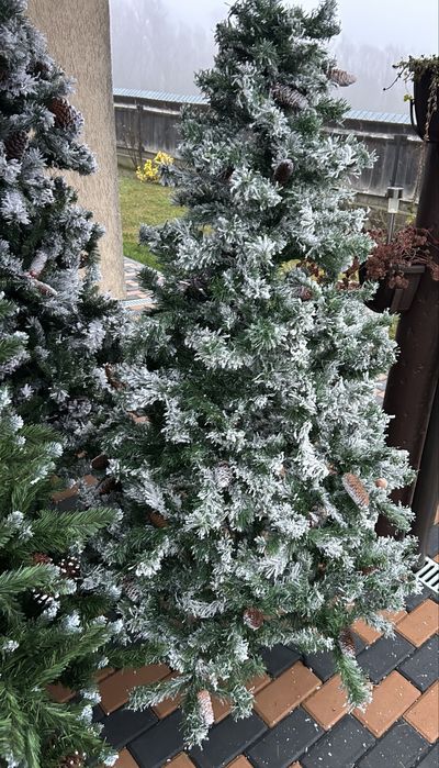 Brad artificial cu zapadă