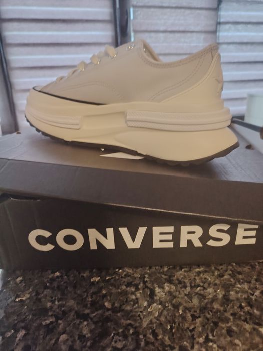 Vând adidași converse