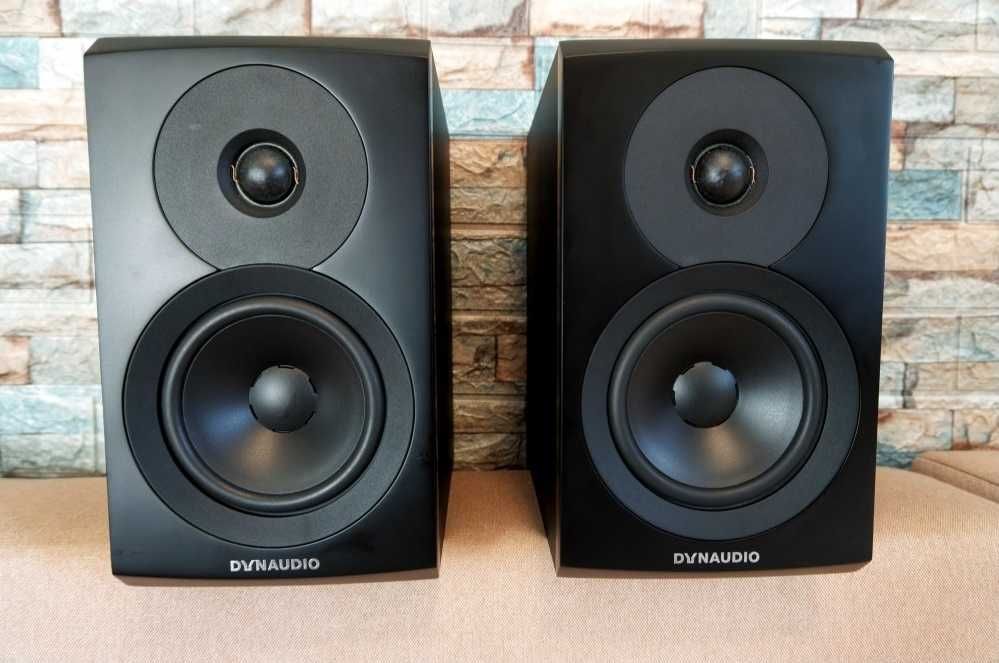 Boxe Dynaudio EMIT 10 negru si Dynaudio EMIT M10 alb