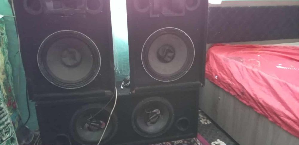 Vând boxe in stare foarte buna doar că nu are stația funcționabila