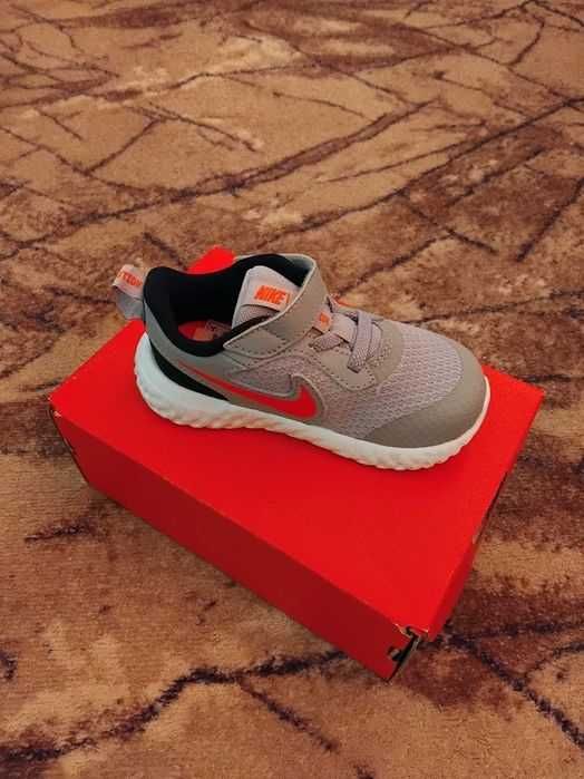 Чисто нови Детски маратонки Nike 23.5 номер