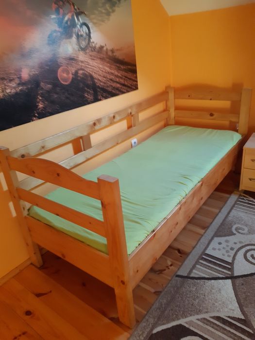 Pat din lemn masiv de o persoana