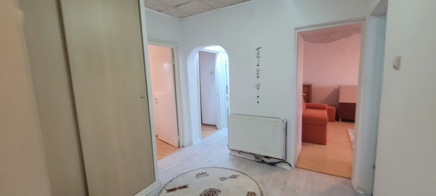 Apartament 3 camere Onesti, zona de jos, 2 bai .