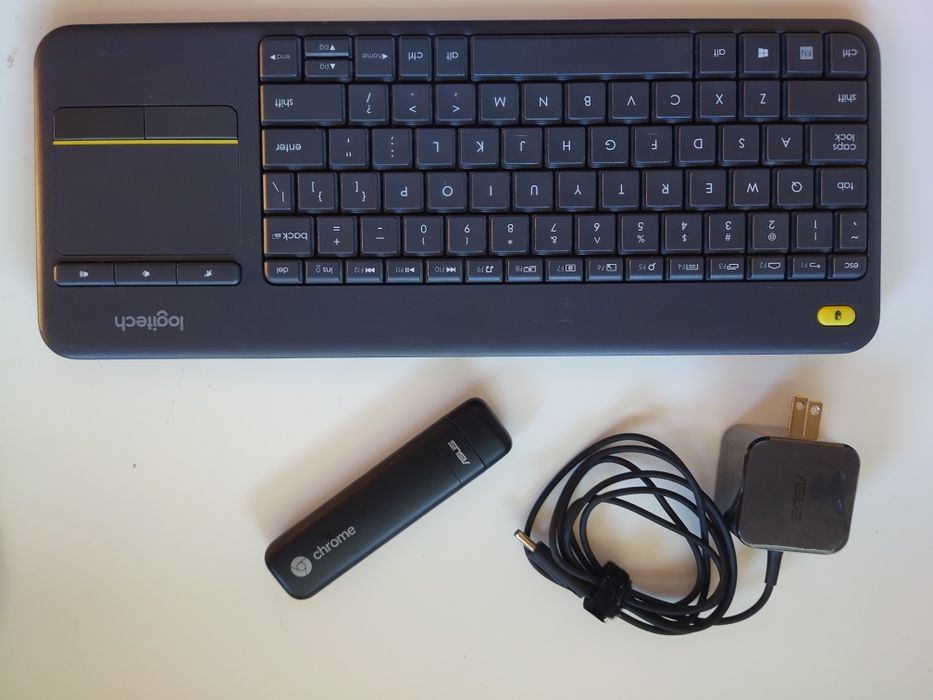 Mini pc Asus Chromebit și Logitech k400