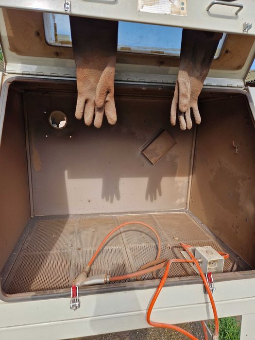 Dulap profesional de sablare cu cabina de 990 litri si aspirator.