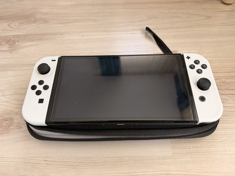 Nintendo Switch OLED – 256 GB – Stare foarte bună + 3 jocuri fizice