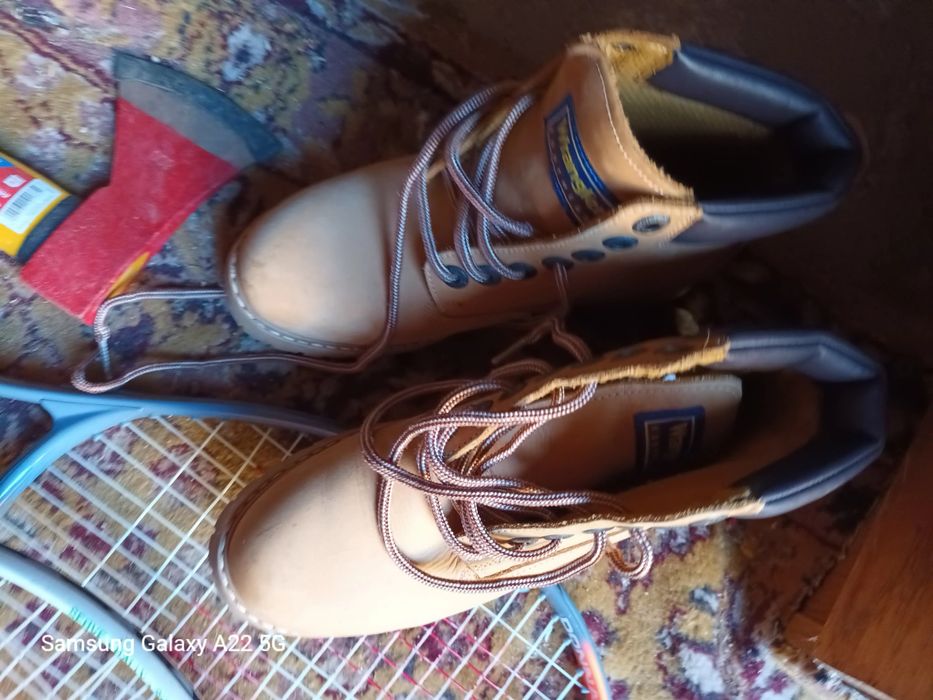 Cizme noi aduse din Anglia