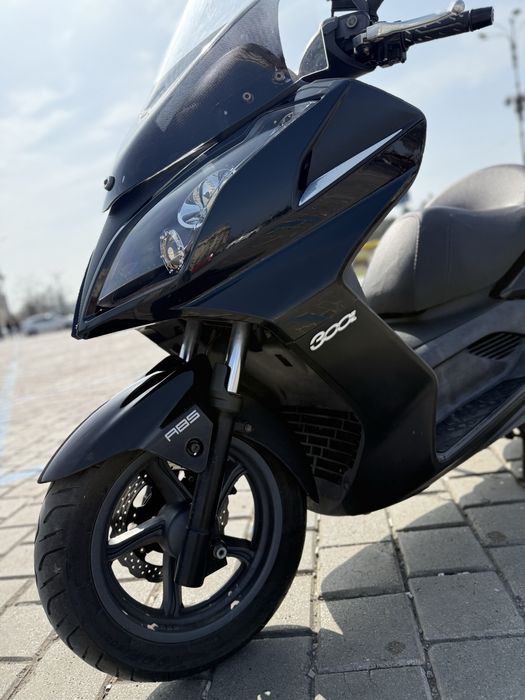 Vand maxi scuter Kymco Downtown 300i ABS