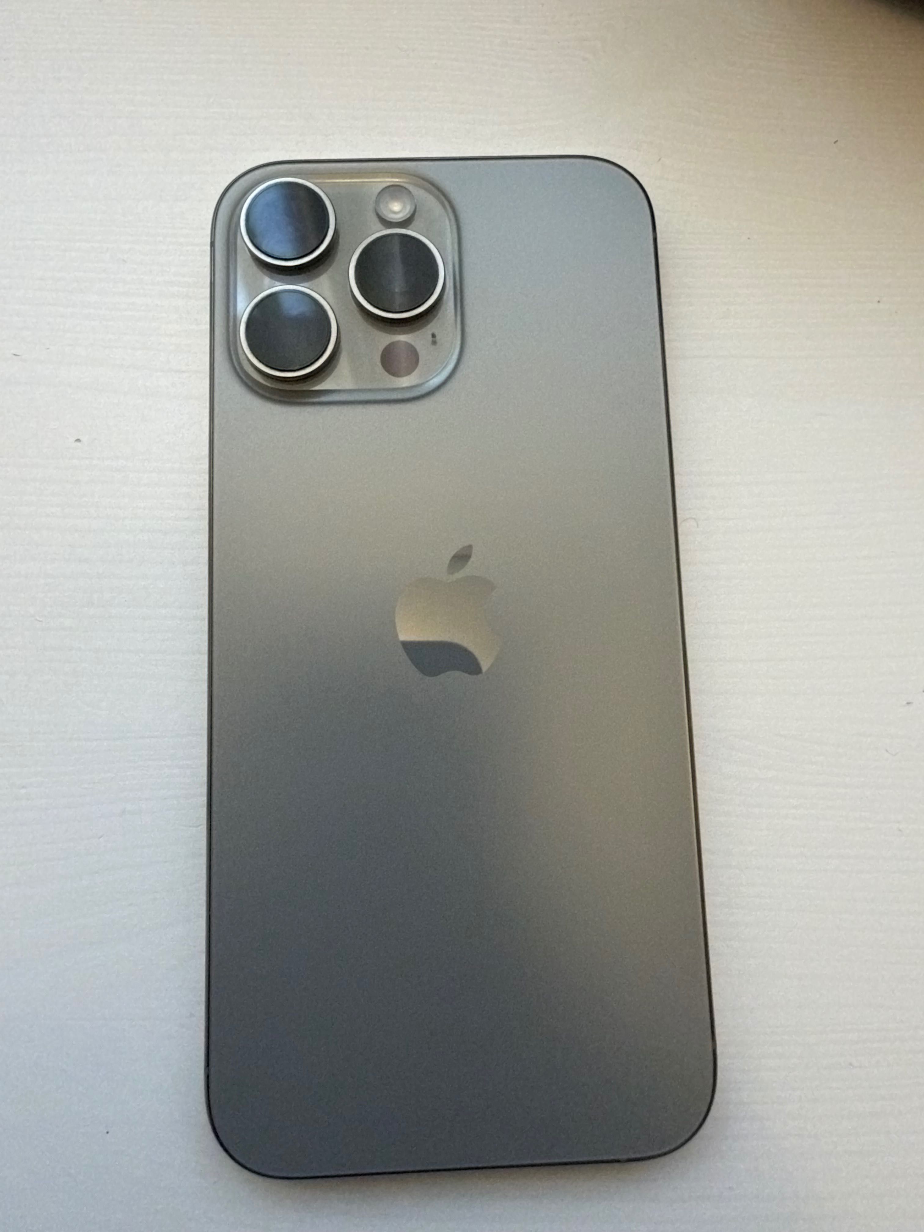 iPhone 16 Pro Max 256 GB Natural Titanium + кейсове + MagSafe Wallet,