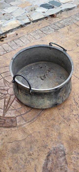 Меден стар котел от време уно...