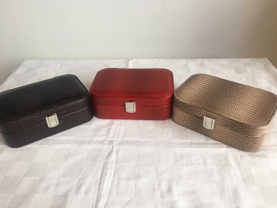 Cutie Bijuterii și Ceasuri Piele – cadou ideal. SIGILAT!