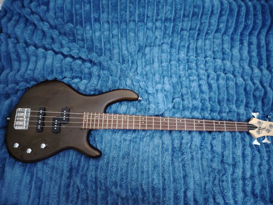 Бас Гитара + Комбик и аксессуары