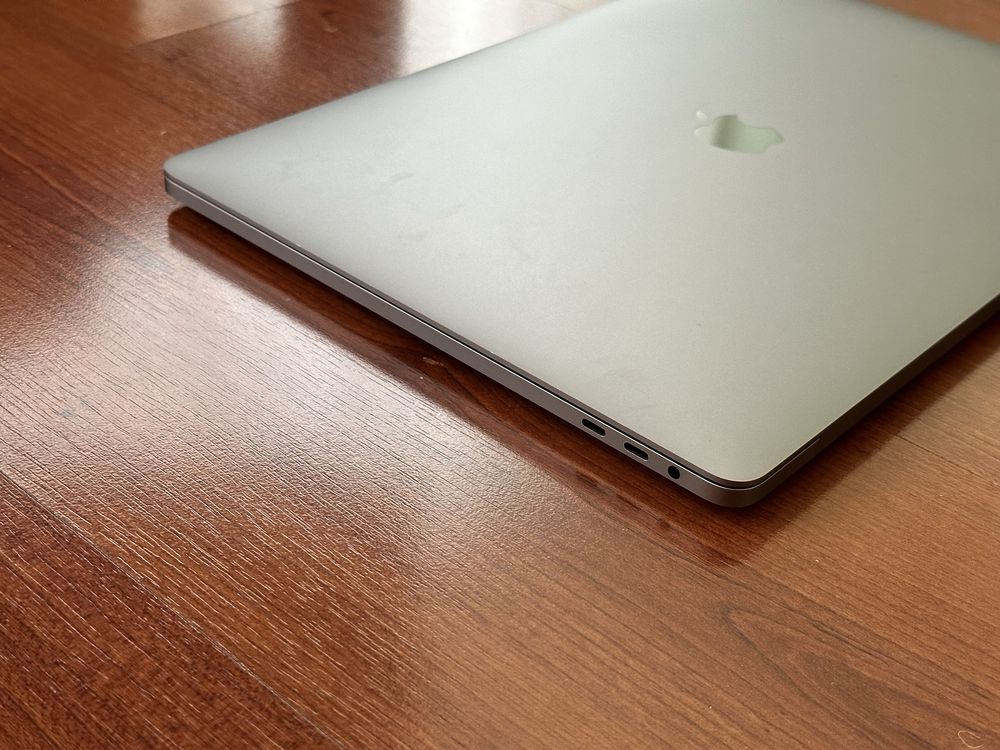 Като Нов *32GB Ram*16’Macbook Pro 16’ 2019/i7-9850H/1TB SSD/5300M