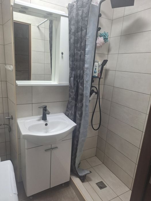 Dau spre inchiriere apartament cu trei camere