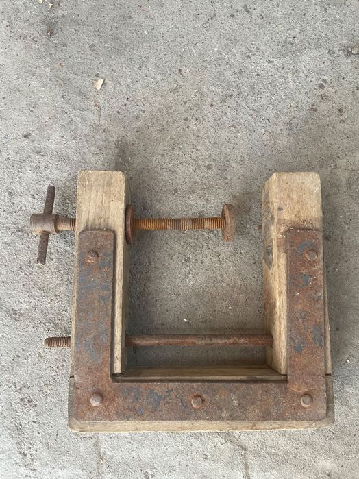 Vând menghină de tâmplărie din lemn+fier , veche.