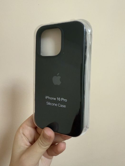Husa neagră pentru iphone 16 pro