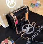 Geanta Michael Kors mini,logo imprimat,accesorii metalice aurii,sacule
