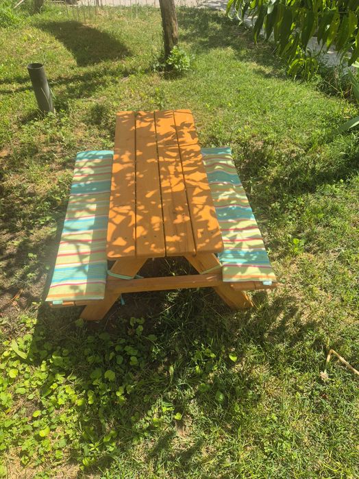 Дървена масичка с пейки