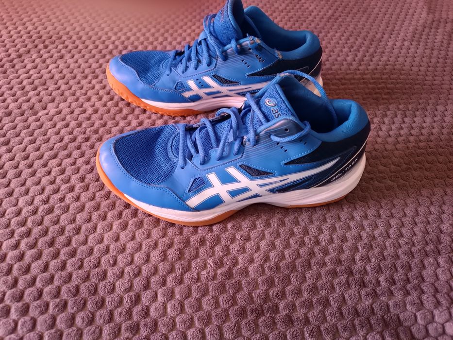 Маратонки и бутонки  NIKE и Converse