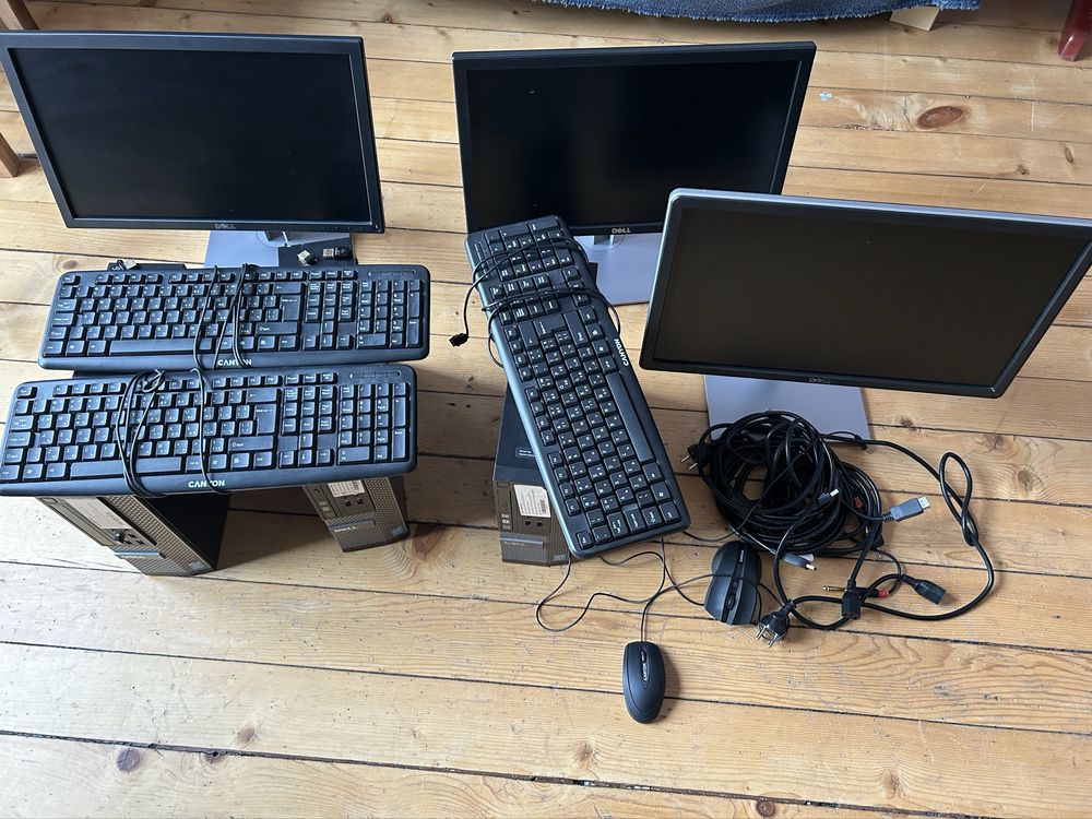 Dell Optiplex с монитори, клавиатури и мишки