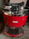 Cafetiera Delonghi, dar model artizanal, rosie
