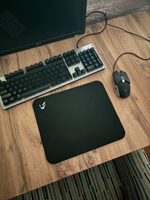 Продам мышку коврик и коавиатура