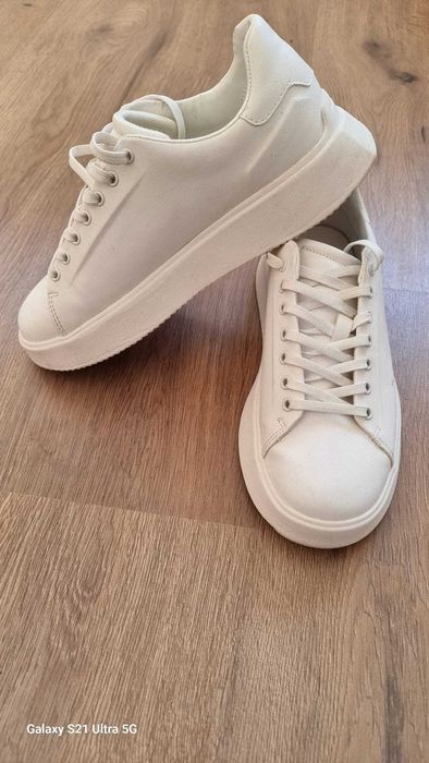 adidasi barbati tenesi Zara