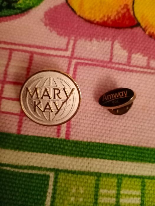 Продаю значки (новые) в отличном состоянии, цена-1000 тг.