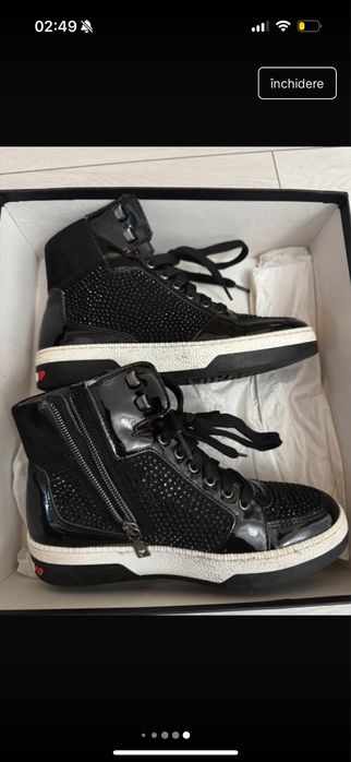 Tenisi Moschino , vine cu cutie