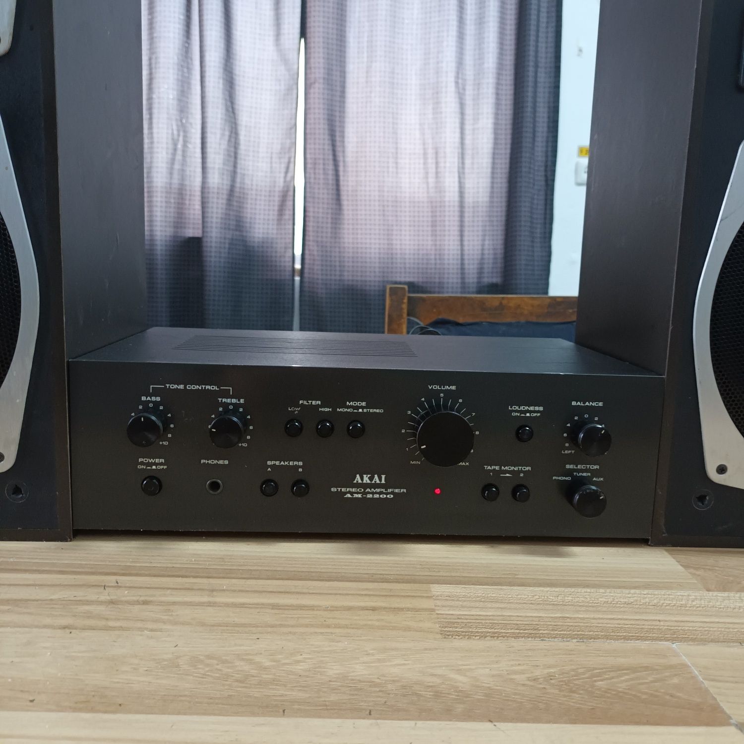 Boxe Universum și amplificator Akai