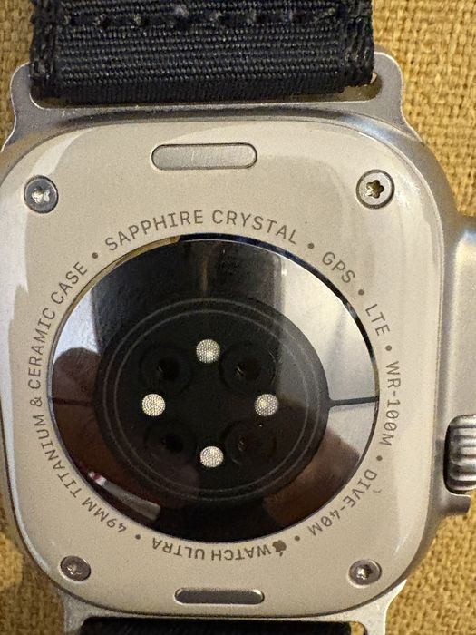 Apple Watch Ultra 2-49мм, титаний, 2 каишки и задядно