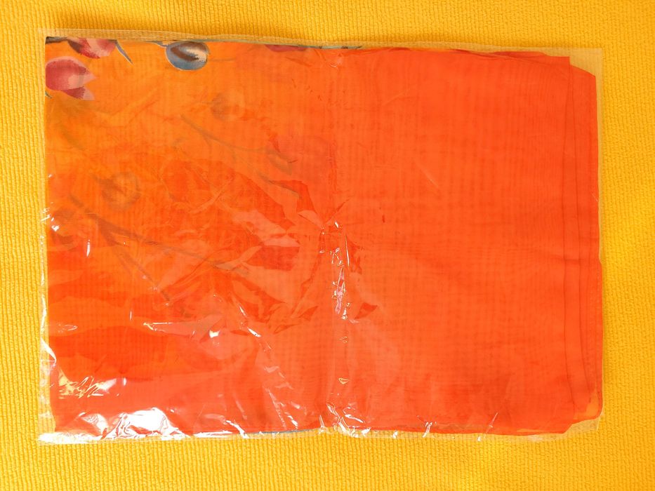 Esarfa cu model floral, nouă, cu etichetă.