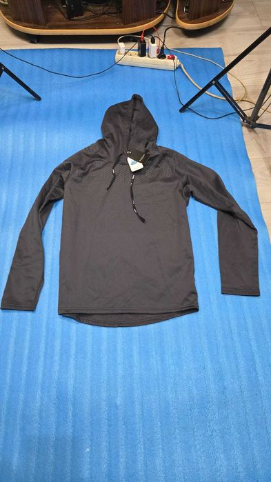 Bluza cu gluga diferite sporturi foarte confortabila