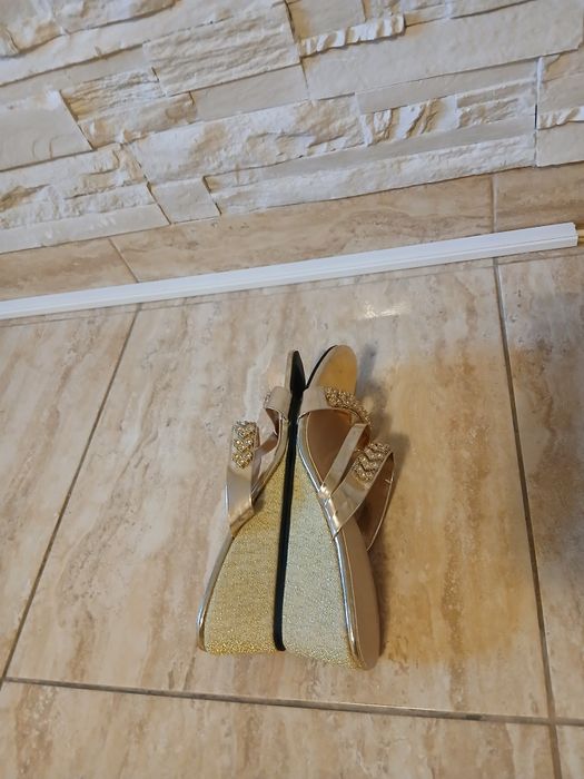 Papuci ...sandale cu pietre culoarea aurie