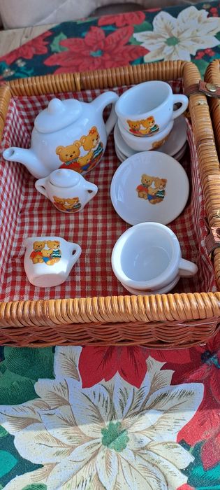 Порцеланов кукленски сервиз