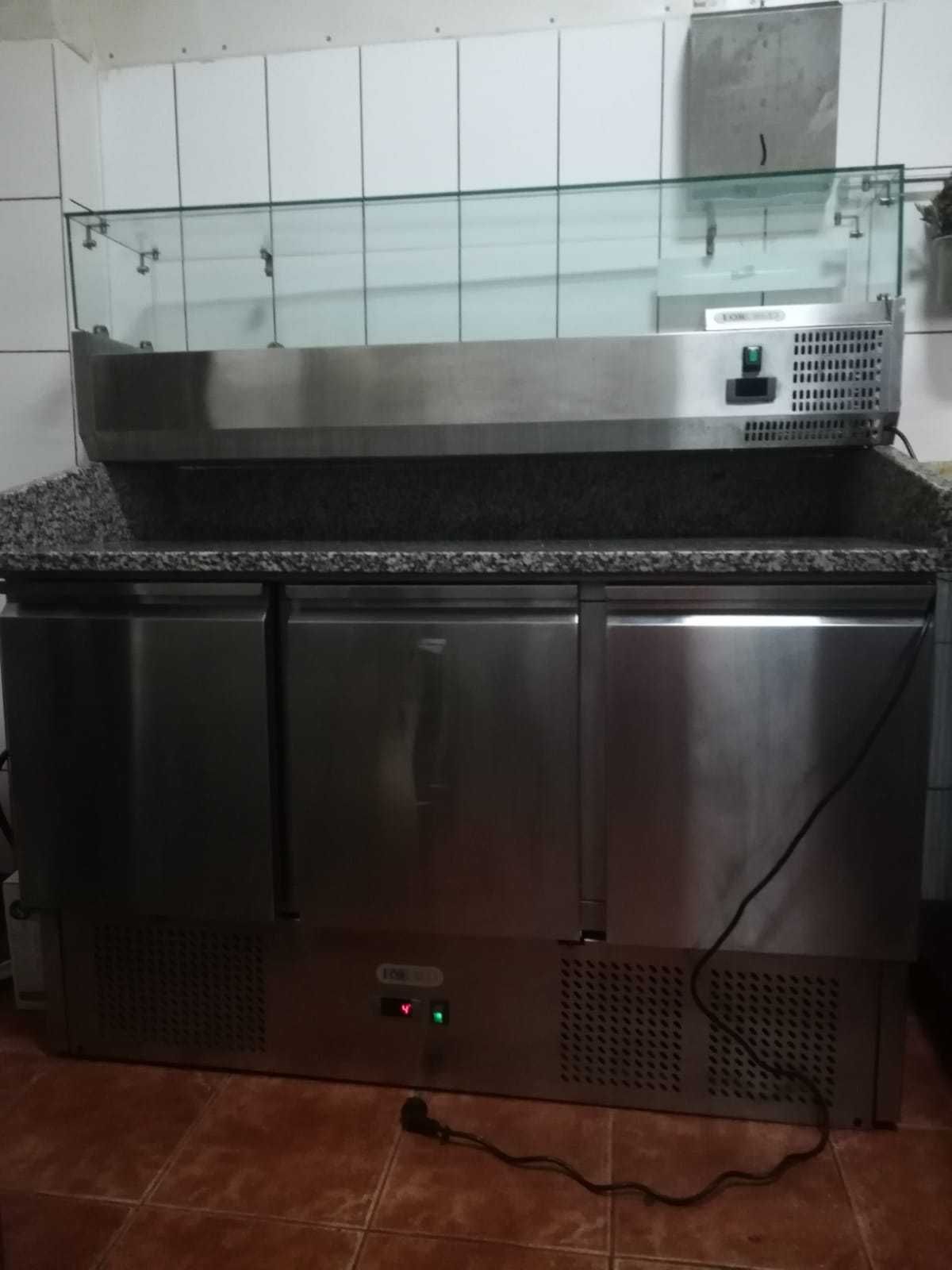 Masa rece, 3 usi, blat din granit si vitrina rece ingrediente 1400mm