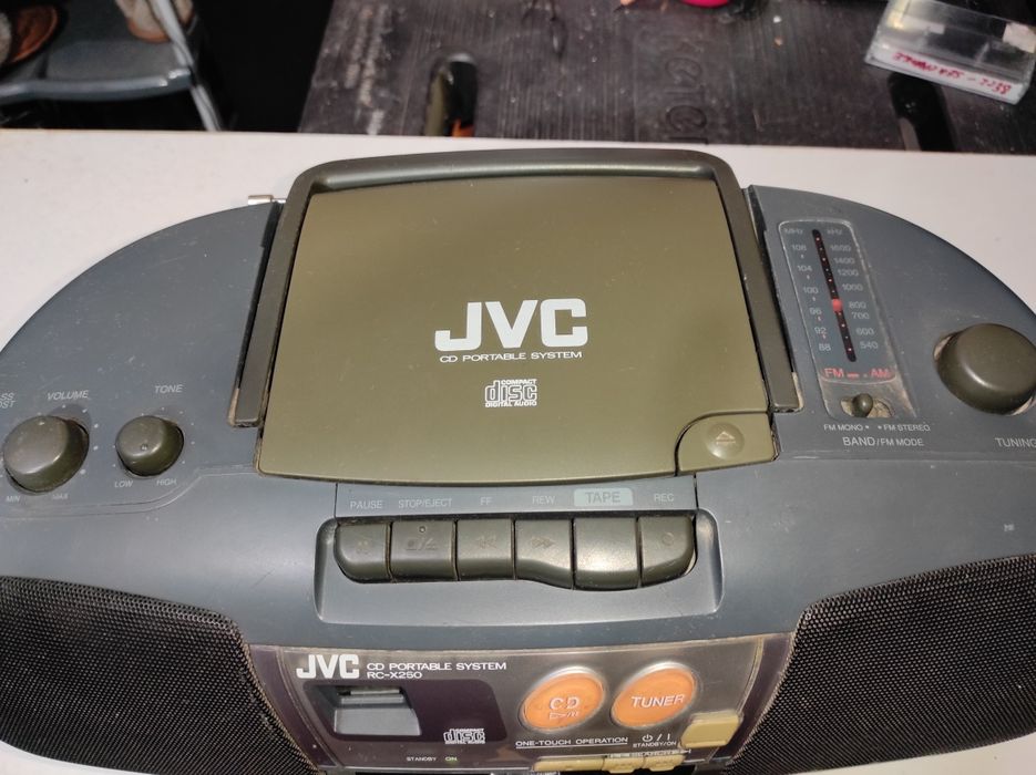 Radiocasetofon cu cd JVC