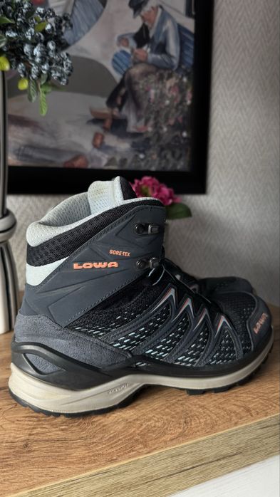 Дамски туристически обувки Lowa номер 38