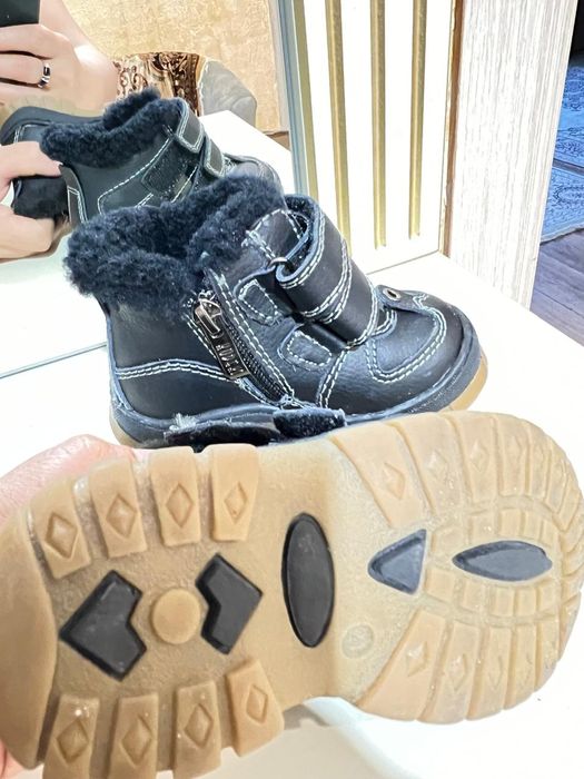 Продам детскую зимнюю весеннюю осеннюю обувь 21 и 22р