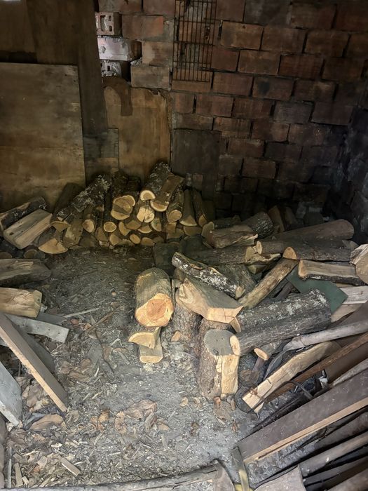 Нацепени дърва за огрев и подпалки