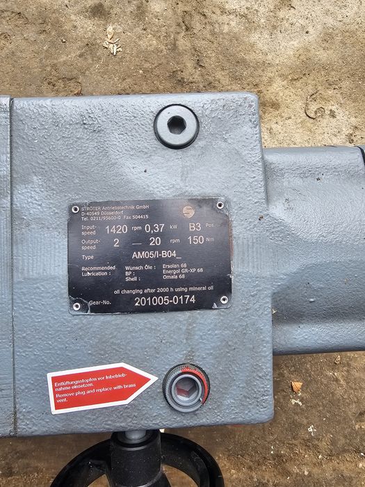 Vând motor electric cu reductor