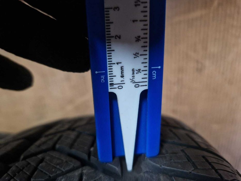 4 Pirelli R17 215/65
зимни гуми
DOT3621
