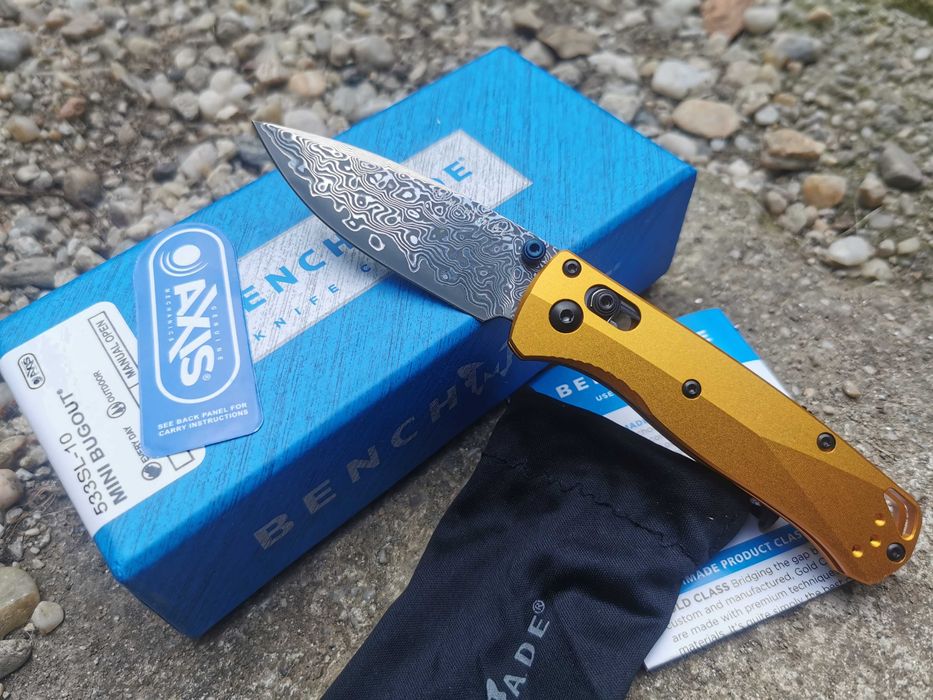 BENCHMADE Mini Bugout 533SL-10, Galben, Lama Damasc, Maner T6 Aluminiu
