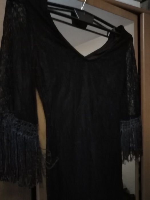 Елегантна черна дантелена рокля