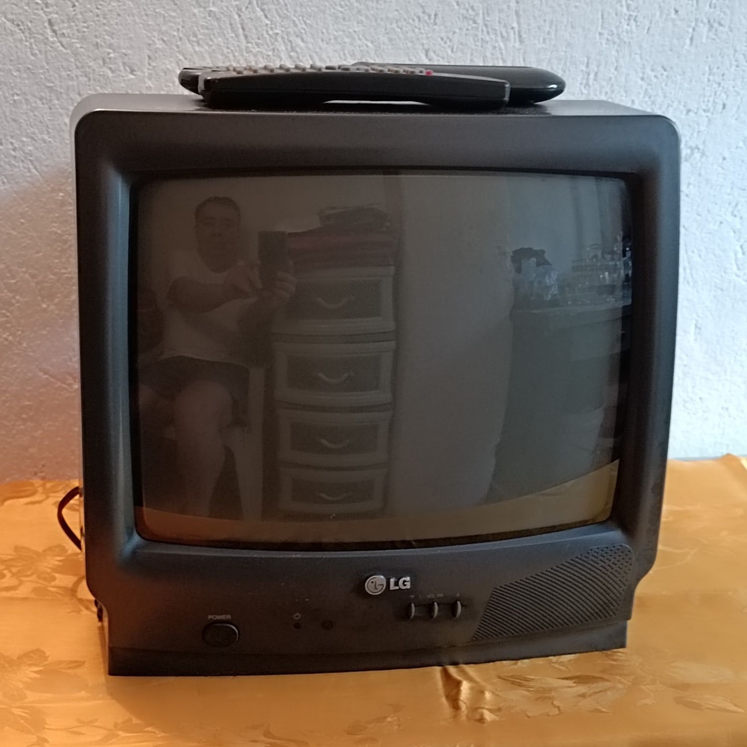 Телевизор LG в отлично състояние + цифрова ефирна антена.