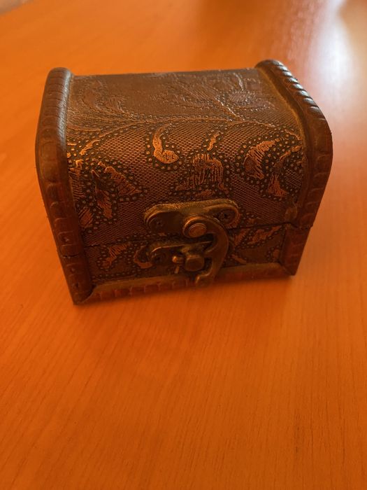 Cutie superba vintage din lemn sculptat pt bijuterii