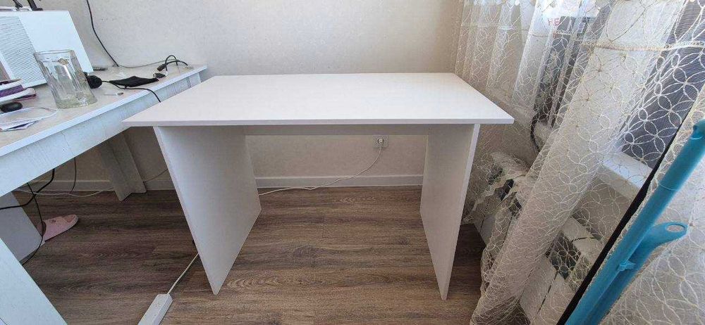 Стол белый офисный
