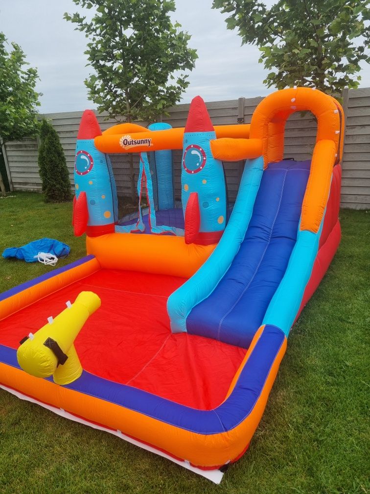 Castel gonflabil cu tobogan,piscina și trambulina de inchiriat