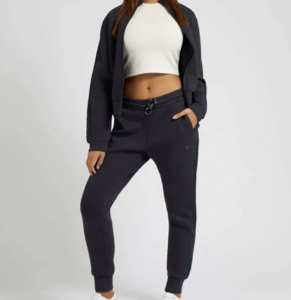 Спортно долнище на guess.