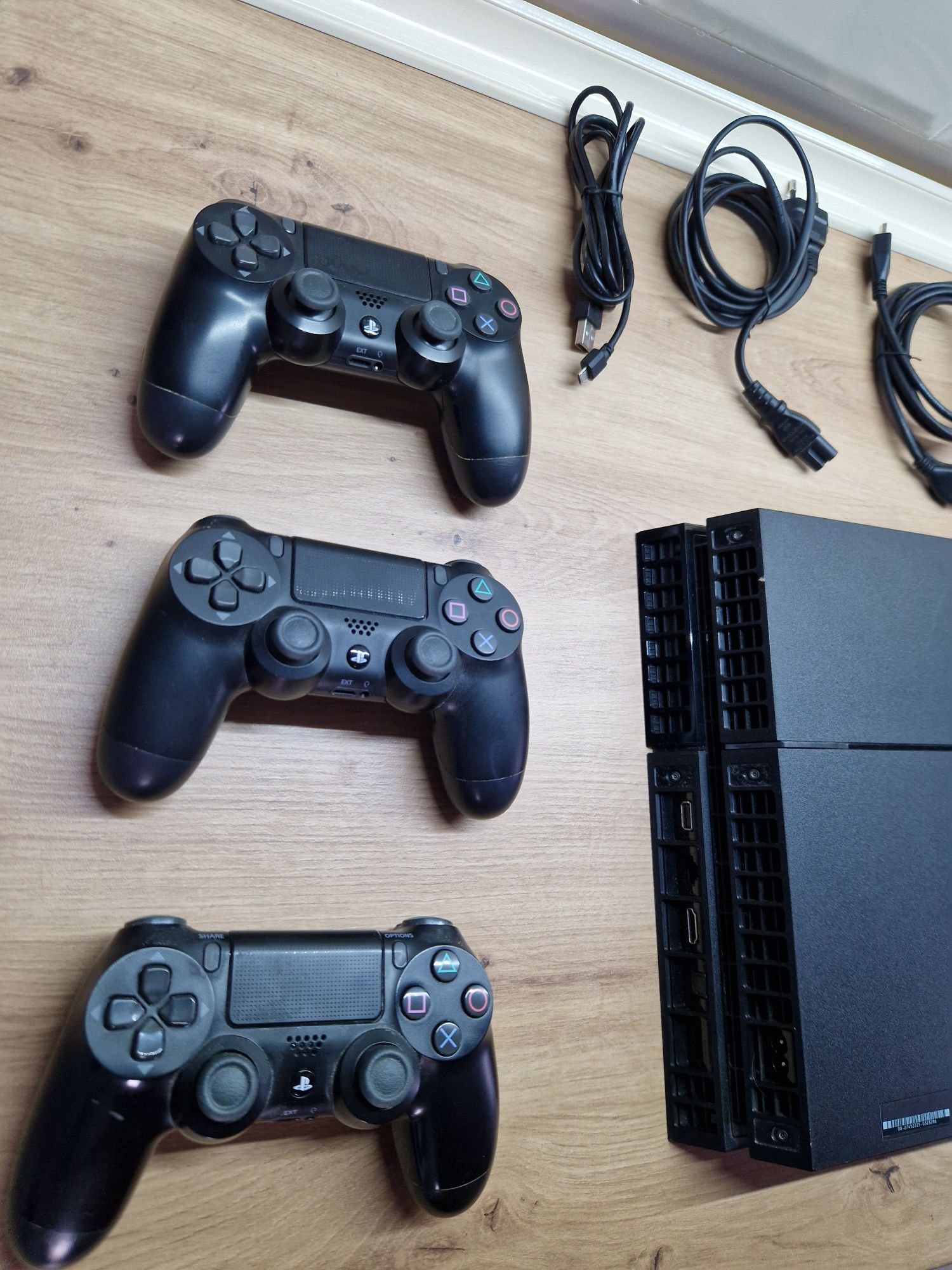 Vand PS4/Playstation 4 slim 1TB+ 2 console.Poze reale!